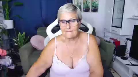 Snapshot of selenna57 chatting on August 2, 2026, 6:06 pm Selenna online show from August 2, 2026, 6:06 pm