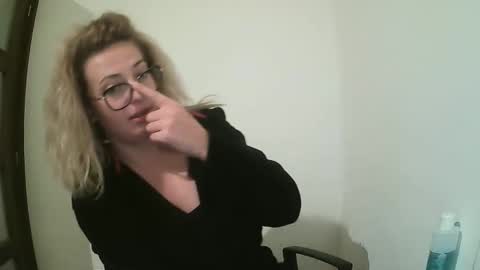 Snapshot of selenna_emma843468 chatting on September 27, 2025, 5:18 pm Selenna online show from September 27, 2025, 5:18 pm