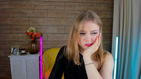 SelinSwarovski online show from February 4, 2025, 3:33 am