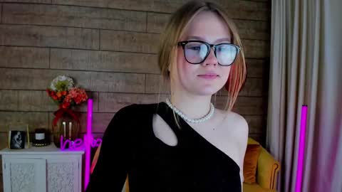 SelinSwarovski online show from February 17, 2025, 7:53 pm