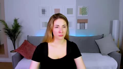 sensitiveheartt online show from April 15, 2026, 8:20 pm