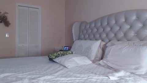 Snapshot of sensual_paradise_ chatting on February 23, 2025, 2:51 am V online show from February 23, 2025, 2:51 am