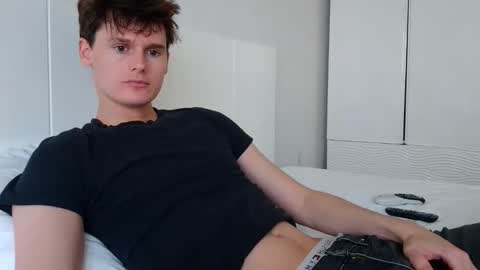 Snapshot of sensualalien chatting on April 7, 2026, 10:09 pm Cam online show from April 7, 2026, 10:09 pm