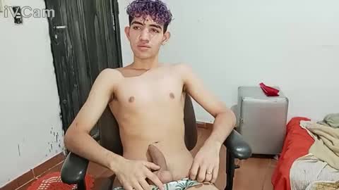 Snapshot of senuntwink chatting on May 6, 2026, 12:21 pm senuntwink online show from May 6, 2026, 12:21 pm