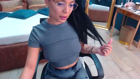 Snapshot of serena_mendez chatting on October 11, 2025, 3:50 am Serena online show from October 11, 2025, 3:50 am