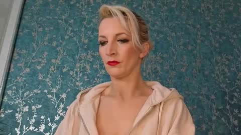 serenexx  your MILF online show from November 26, 2025, 8:48 am