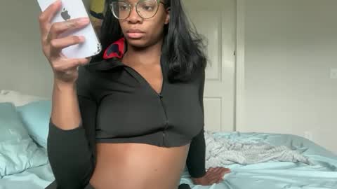 Snapshot of serenitybee chatting on April 29, 2026, 9:32 pm Serenity Bee online show from April 29, 2026, 9:32 pm