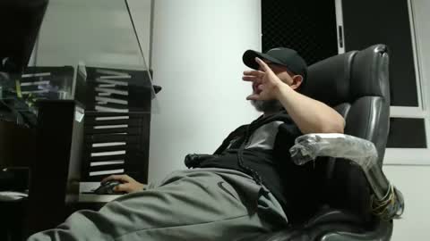 hetero serio discreto online show from April 8, 2026, 12:32 am