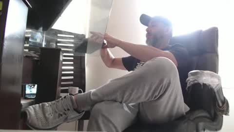 hetero serio discreto online show from April 22, 2026, 9:05 pm