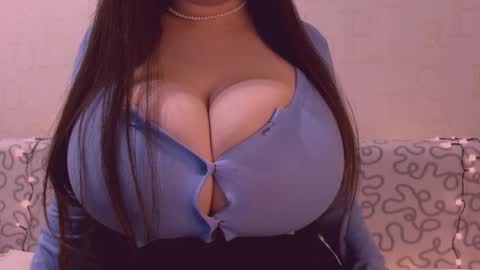 Julia online show from November 9, 2025, 3:10 pm