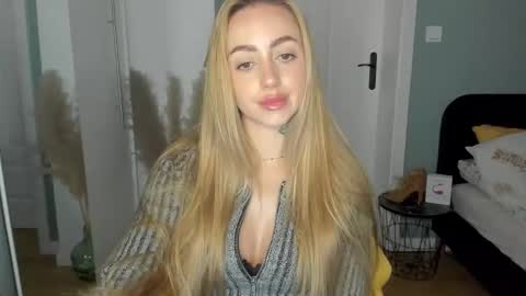 Snapshot of sexy_coralie chatting on June 10, 2026, 1:43 pm C o r a l i e online show from June 10, 2026, 1:43 pm