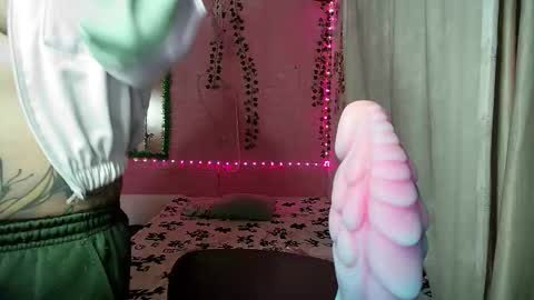 Snapshot of sexy_lolas chatting on November 2, 2025, 7:33 am sexy lolas online show from November 2, 2025, 7:33 am