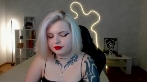 Lana online show from November 9, 2025, 7:39 am