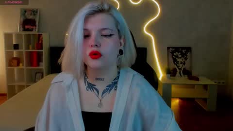 Lana online show from November 17, 2025, 1:22 am