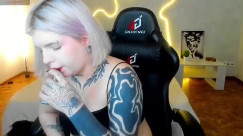 Lana online show from December 1, 2025, 1:32 am