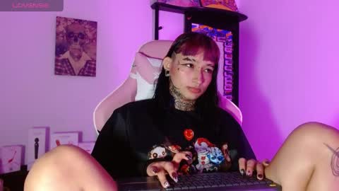 sharaross1 online show from April 18, 2026, 7:58 pm