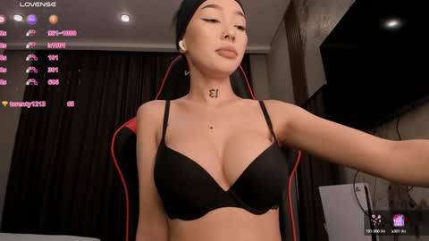 Sharlin  online show from February 5, 2025, 1:04 am