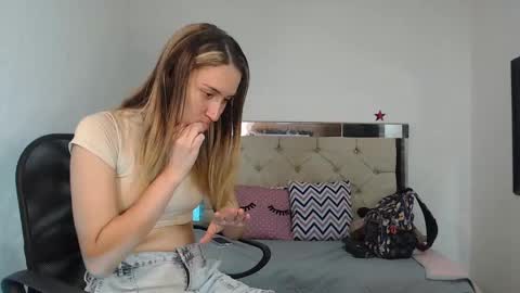 Snapshot of sharlotte__jones chatting on March 6, 2025, 2:18 pm Sara online show from March 6, 2025, 2:18 pm