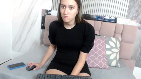 Snapshot of sharlotte__jones chatting on November 26, 2025, 11:33 am Sara online show from November 26, 2025, 11:33 am