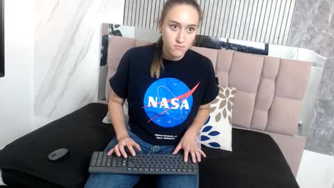 Snapshot of sharlotte__jones chatting on November 30, 2025, 12:09 pm Sara online show from November 30, 2025, 12:09 pm