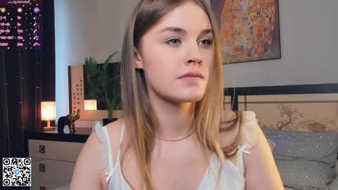 Snapshot of sheenaeast chatting on January 22, 2025, 10:18 am Violet online show from January 22, 2025, 10:18 am