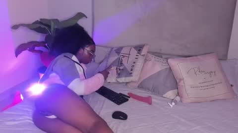 shelsy_issy online show from November 18, 2025, 8:46 pm