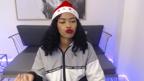 Snapshot of shenna_brunette_ chatting on December 17, 2024, 1:05 pm Shenna online show from December 17, 2024, 1:05 pm
