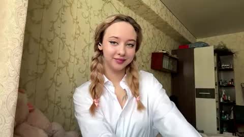 Mia online show from March 20, 2026, 10:09 am