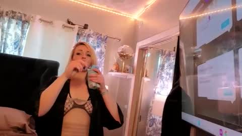 Snapshot of shineboxx chatting on March 4, 2026, 8:59 pm lia pnelli online show from March 4, 2026, 8:59 pm