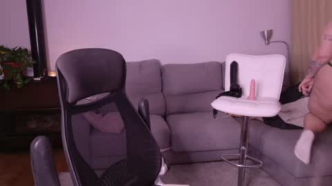 Mimi   online show from January 8, 2025, 6:31 pm