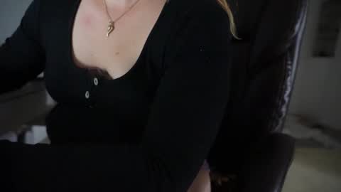 bella online show from September 11, 2025, 3:39 am