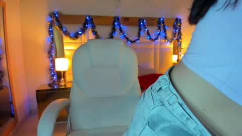 Sienna  online show from November 24, 2025, 12:27 pm