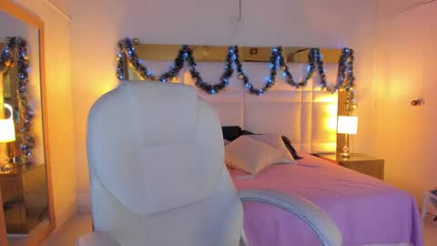 Sienna  online show from December 20, 2025, 11:28 am