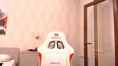 silk_ann online show from October 15, 2025, 8:47 am