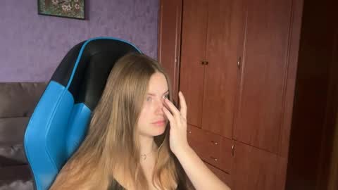 Snapshot of silksinner_ chatting on June 7, 2026, 12:42 pm Erica online show from June 7, 2026, 12:42 pm