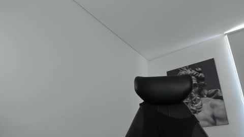 simon_leon01 online show from October 5, 2025, 4:05 pm