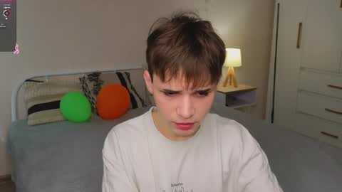 Snapshot of simonboy592 chatting on March 27, 2026, 8:59 am Alex online show from March 27, 2026, 8:59 am