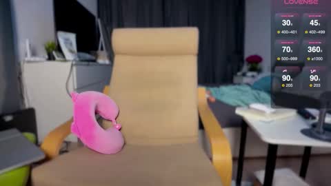 Snapshot of simply_sasha chatting on December 19, 2025, 3:02 am A present for me online show from December 19, 2025, 3:02 am