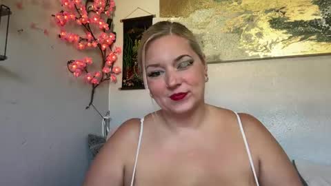 Snapshot of singlesexymom chatting on May 20, 2026, 5:30 pm singlesexymom online show from May 20, 2026, 5:30 pm