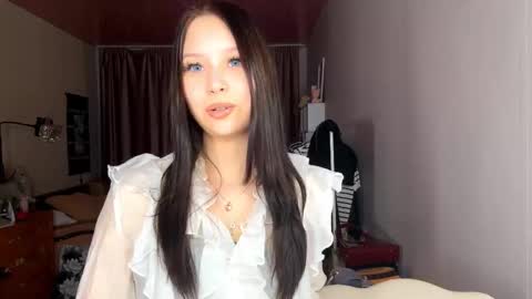 Snapshot of siobhanhelmstetler chatting on November 13, 2025, 1:37 am Emma online show from November 13, 2025, 1:37 am
