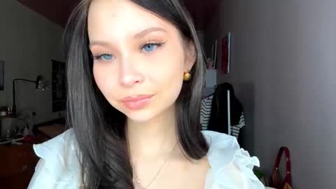 Snapshot of siobhanhelmstetler chatting on November 18, 2025, 12:31 pm Emma online show from November 18, 2025, 12:31 pm