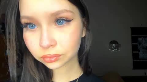 Snapshot of siobhanhelmstetler chatting on December 1, 2025, 11:04 am Emma online show from December 1, 2025, 11:04 am