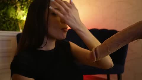 Snapshot of sisi_von_dee chatting on May 27, 2026, 1:57 am Dee online show from May 27, 2026, 1:57 am