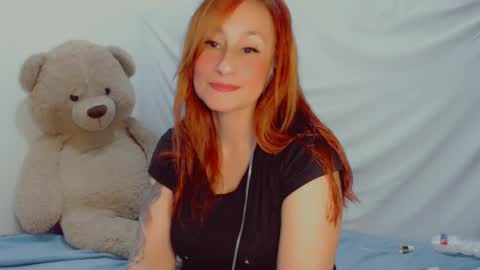 Snapshot of skarlett2072 chatting on February 10, 2025, 2:30 am Arlett online show from February 10, 2025, 2:30 am