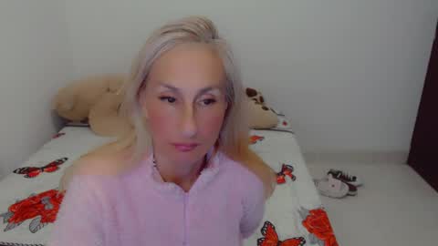 Snapshot of skarlett2072 chatting on May 19, 2026, 3:57 am Arlett online show from May 19, 2026, 3:57 am