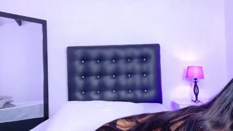 skinny_hottie18 online show from April 15, 2026, 8:09 pm