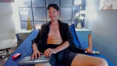 Snapshot of skinny_jean_ chatting on May 23, 2026, 8:35 pm skinny jean online show from May 23, 2026, 8:35 pm