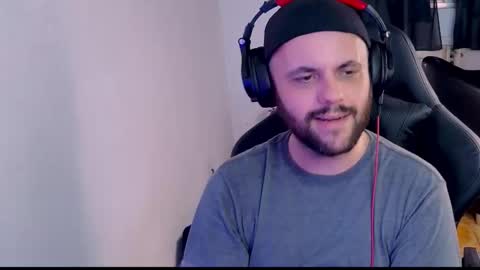 Snapshot of skullxxx83 chatting on February 9, 2025, 11:25 pm Skull online show from February 9, 2025, 11:25 pm