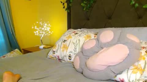 Skylar online show from April 22, 2026, 12:50 pm