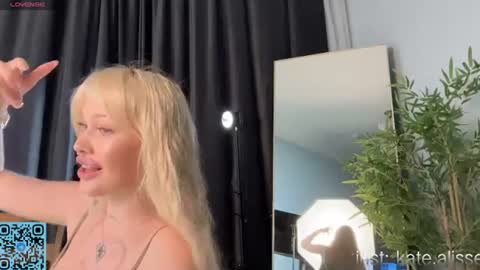 Snapshot of skyeveil chatting on July 31, 2026, 3:00 pm Skye online show from July 31, 2026, 3:00 pm